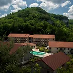 Apartahotel Vacancéole - Résidence Le Clos Du Rocher Les Eyzies